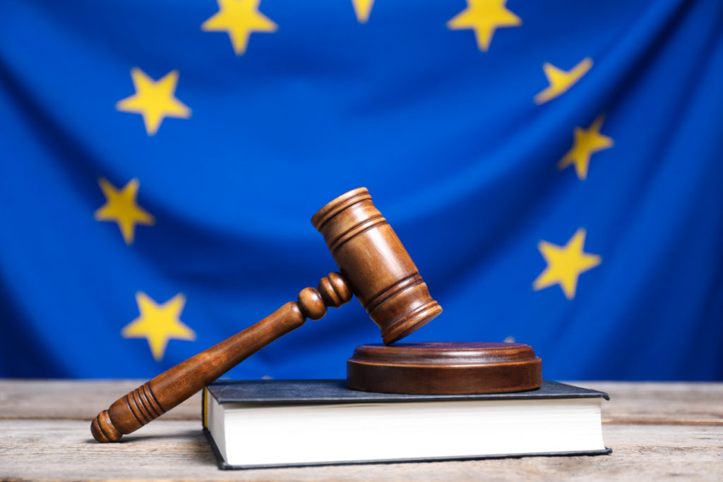 Symbole de la réglementation européenne avec un marteau de juge et le drapeau de l’Union européenne