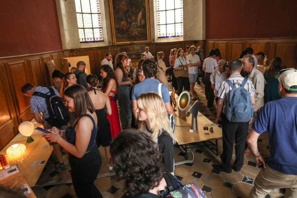 Visiteurs dans l'exposition du Prix du Luminaire 2026