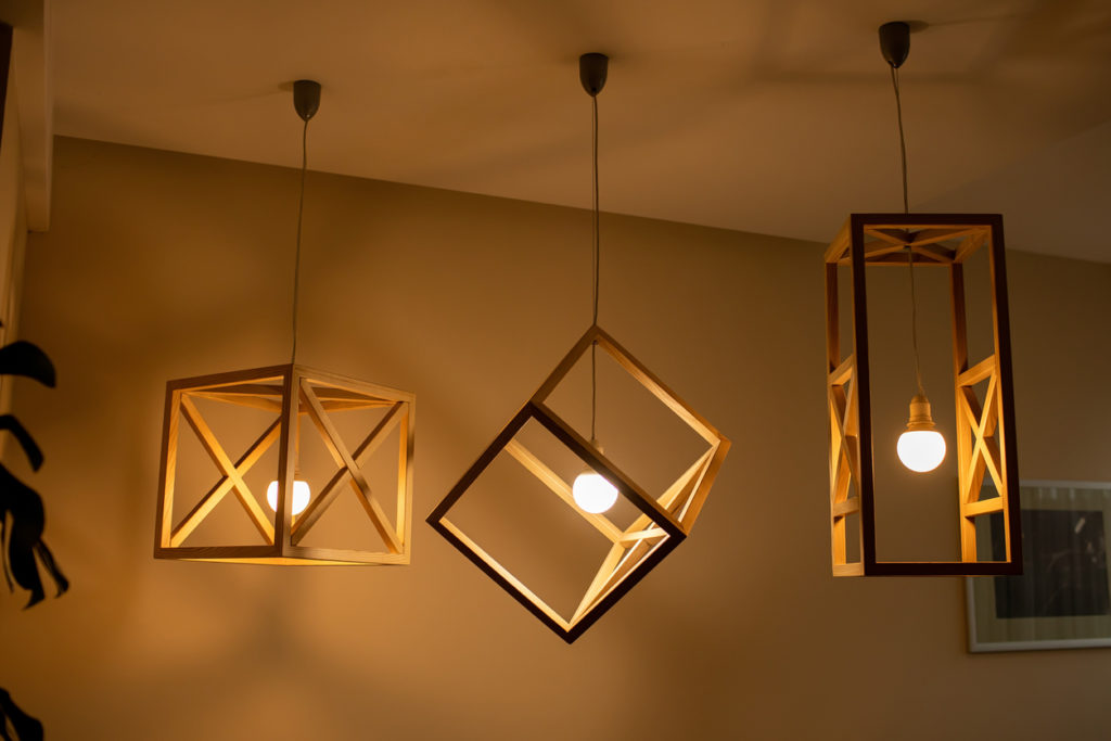 trois luminaires artisanaux finalisés après une formation en réglementation proposée par le syndicat du luminaire