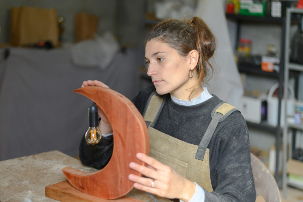 artisan d'art fabriquant un luminaire