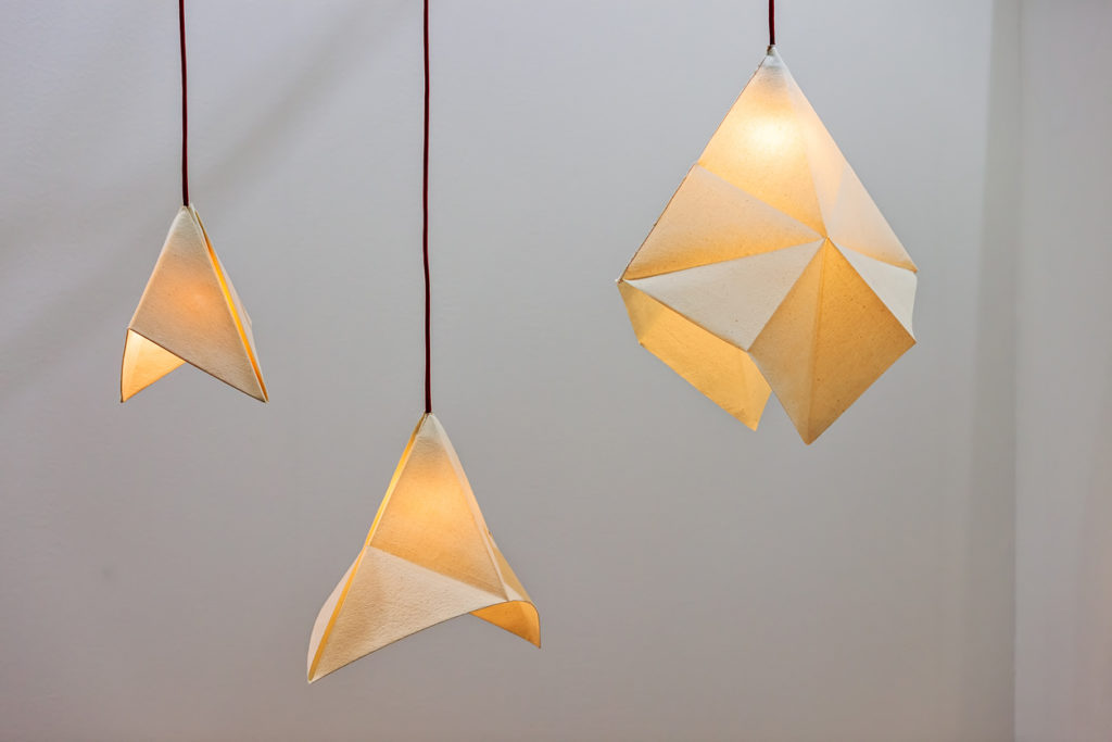 trois luminaires artisanaux finalisés après une formation en réglementation et fabrication
