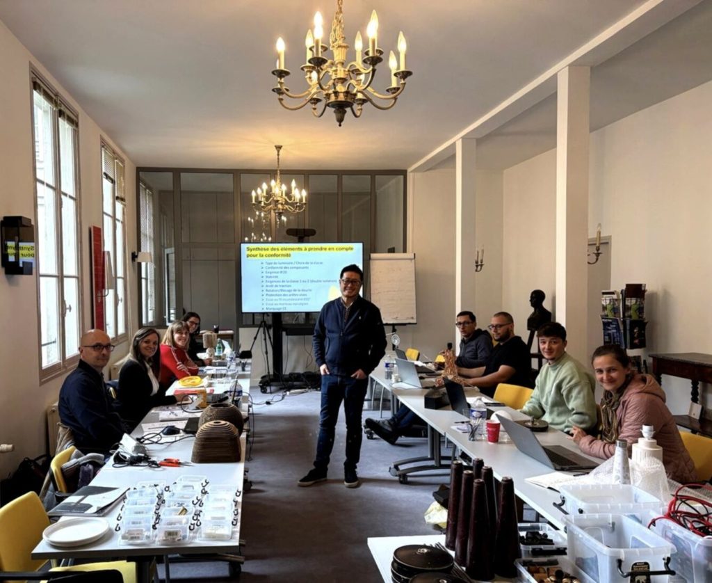 session de formation pratique en groupe sur la fabrication de luminaires